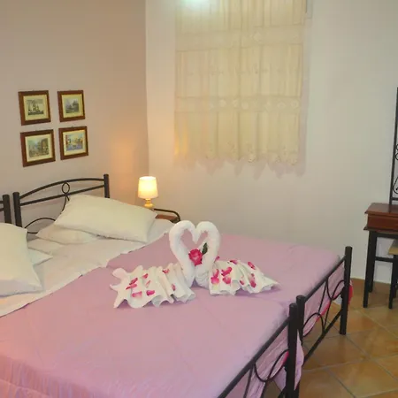 Takis - Kontogialos, Lejlighed