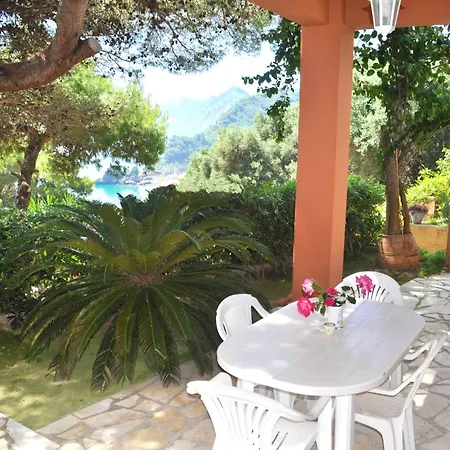 Takis - Kontogialos, Lejlighed